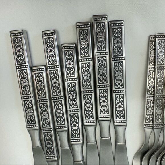 Oneida Isabella stainless silverware set of 41. Knives small large forks spoons - Picture 5 of 10